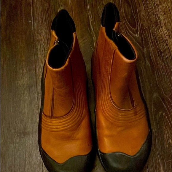 Clarks Brown and Black Winter Boots with Rugged Leather - Picture 1 of 5